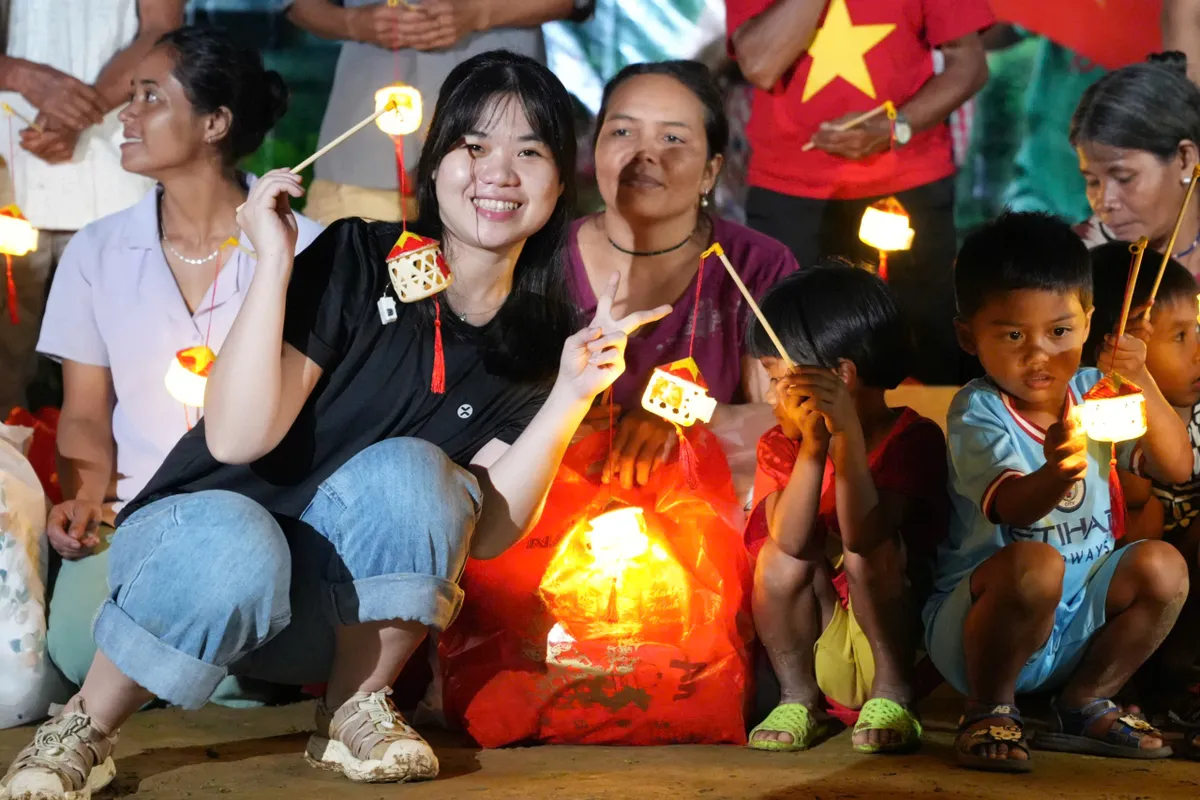 Đà Nẵng: Đem Trung thu đến với trẻ em đồng bào Cơ Tu vùng biên giới - Ảnh 8.