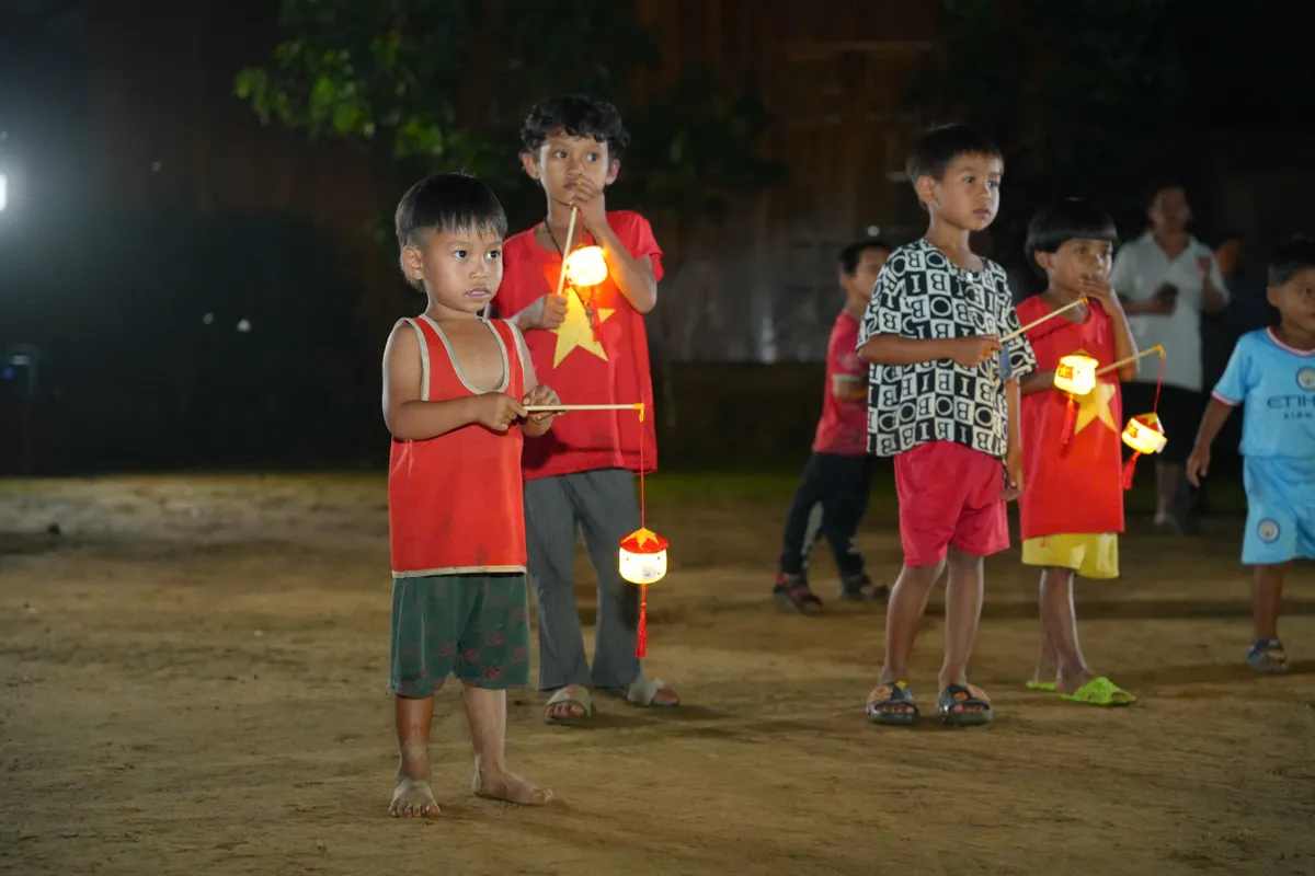 Đà Nẵng: Đem Trung thu đến với trẻ em đồng bào Cơ Tu vùng biên giới - Ảnh 4.