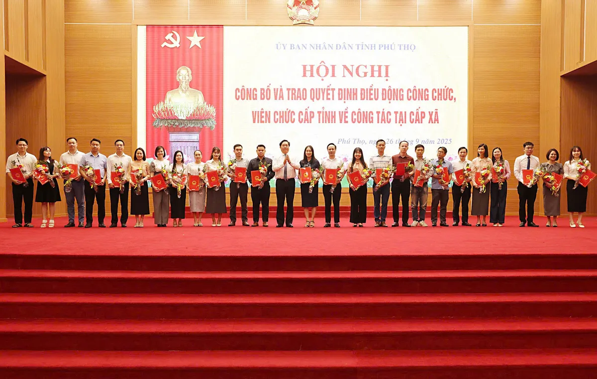 Phú Thọ điều động gần 400 cán bộ công chức, viên chức từ tỉnh về cấp xã  - Ảnh 1.