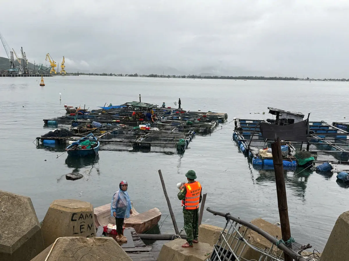 Huế chủ động sơ tán dân và kêu gọi tàu thuyền trước giờ bão đổ bộ - Ảnh 3.