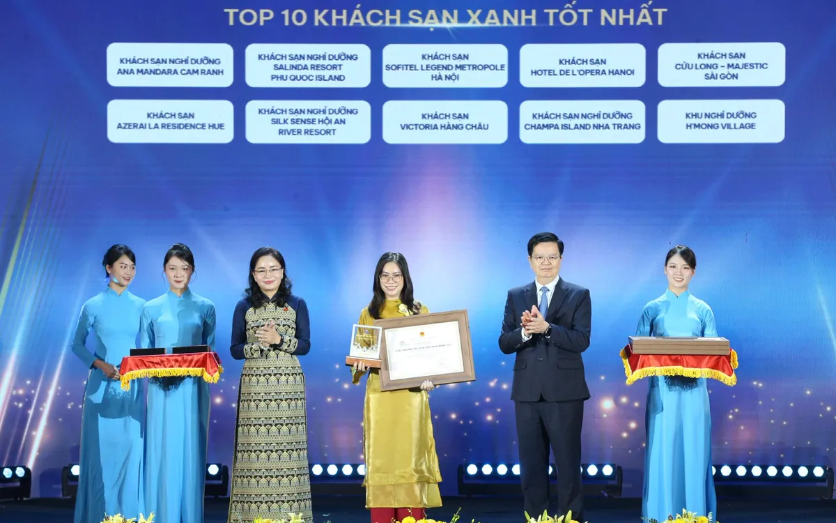 Phó Thủ tướng Mai Văn Chính trao Giải thưởng vinh danh các tập thể xuất sắc Phó Thủ tướng Mai Văn Chính trao Giải thưởng vinh danh các tập thể xuất sắc