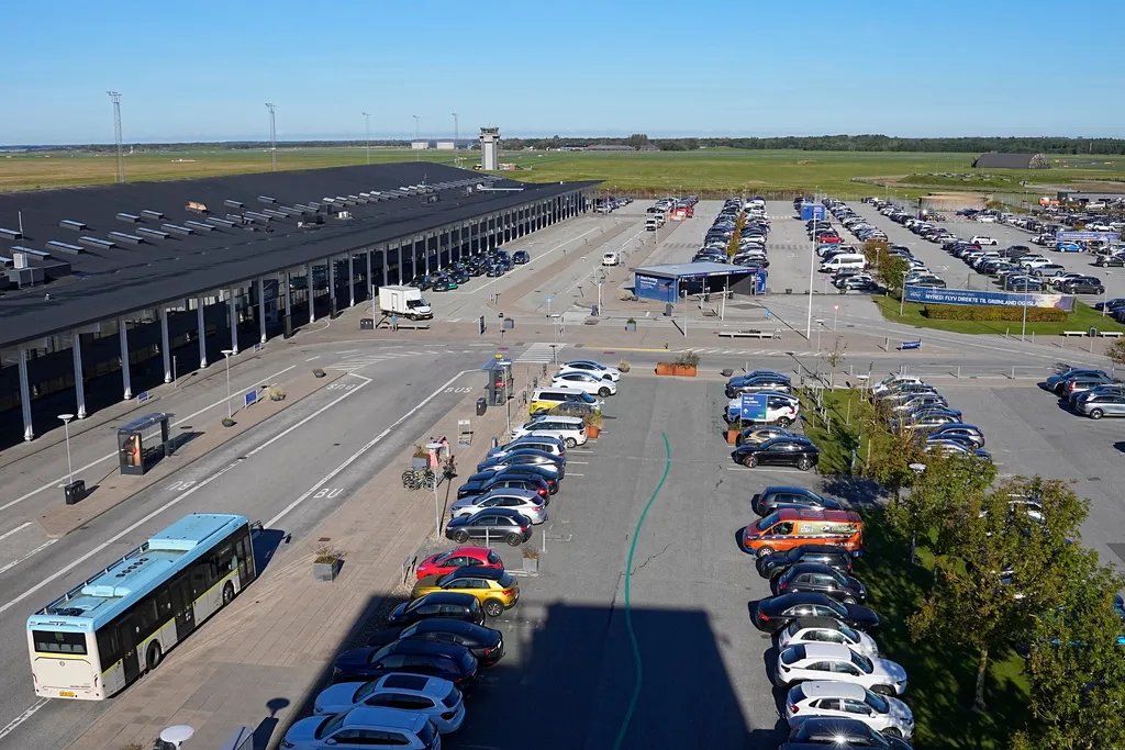 Sân bay Aalborg của Đan Mạch lại đóng cửa vì nghi ngờ có UAV tấn công - Ảnh 2. Sân bay Aalborg của Đan Mạch lại đóng cửa vì nghi ngờ có UAV tấn công - Ảnh 2.