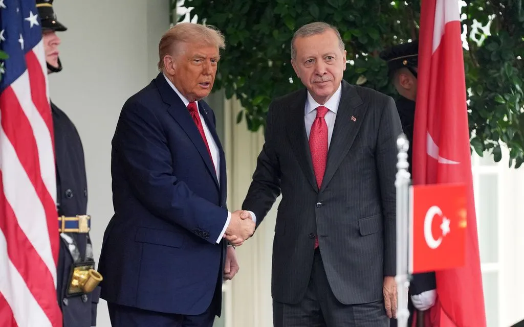 Tổng thống Mỹ và Tổng thống Thổ Nhĩ Kỳ bắt tay ở Nhà Trắng, Washington, ngày 25/9 (Ảnh: AP)