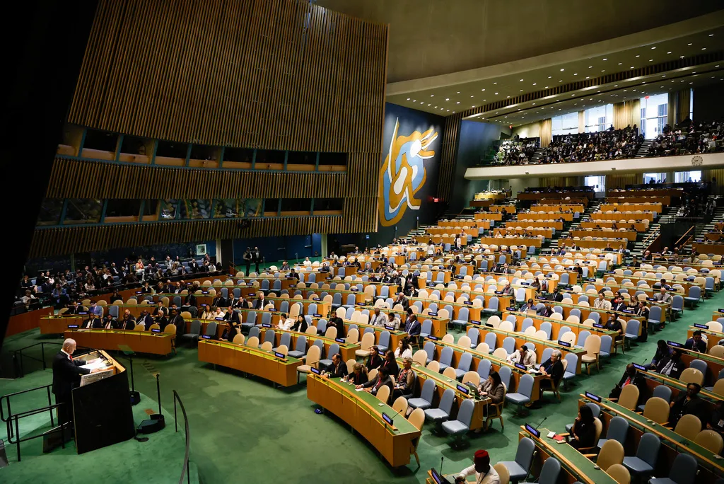 Thủ tướng Israel Netanyahu phát biểu tại Liên hợp quốc, nhiều đại biểu rời đi - Ảnh 1. Thủ tướng Israel Netanyahu phát biểu tại Liên hợp quốc, nhiều đại biểu rời đi - Ảnh 1.