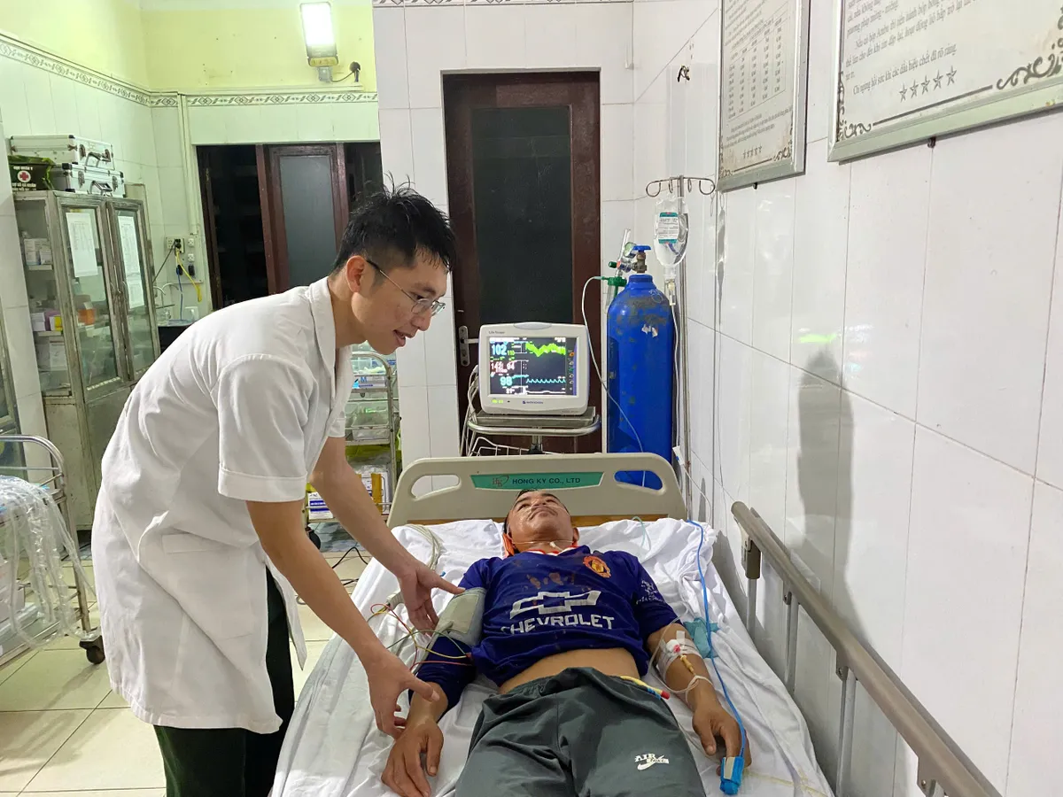 Đảo Trường Sa kịp thời cấp cứu ngư dân tai nạn lao động trên biển - Ảnh 1.