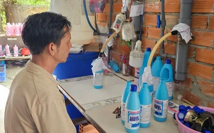 Các đối tượng đã mua hóa chất, vỏ bao bì, tem nhãn qua mạng sau đó sang chiết, pha chế để tuồn ra thị trường. (Ảnh: Công an)