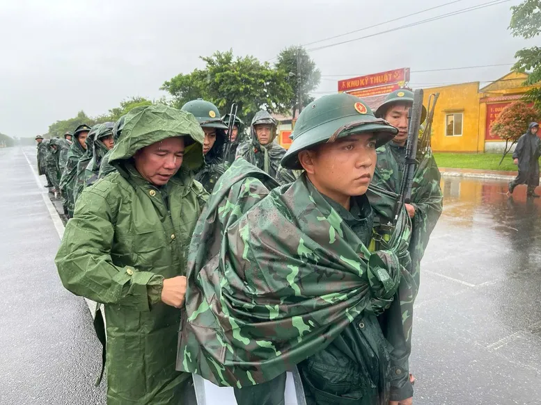 Quân khu 5: Kiểm tra, chỉ đạo công tác ứng phó bão số 10 - Ảnh 2.