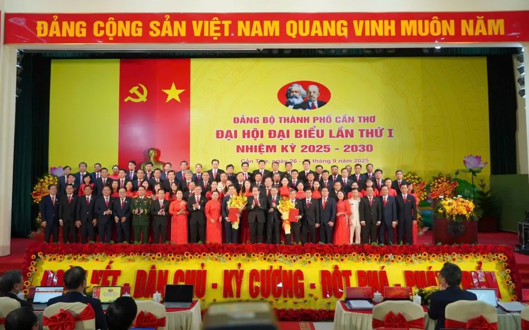 Chủ tịch Quốc hội Trần Thanh Mẫn tặng hoa chúc mừng Ban chấp hành Đảng bộ TP Cần Thơ nhiệm kỳ 2025 - 2030 (Ảnh: Tạ Quang) Chủ tịch Quốc hội Trần Thanh Mẫn tặng hoa chúc mừng Ban chấp hành Đảng bộ TP Cần Thơ nhiệm kỳ 2025 - 2030 (Ảnh: Tạ Quang)