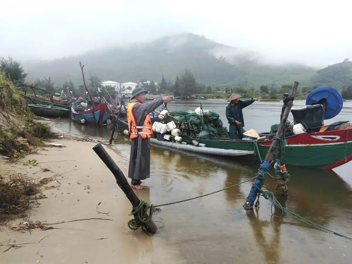 Huế chủ động sơ tán dân và kêu gọi tàu thuyền trước giờ bão đổ bộ - Ảnh 1.