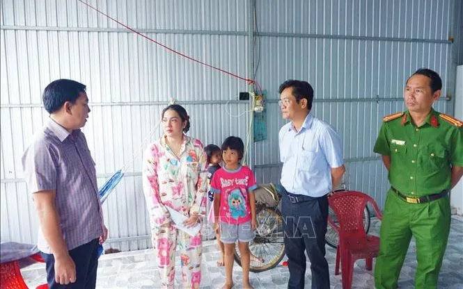 Lãnh đạo UBND xã Phan Ngọc Hiển đến thăm hỏi, động viên gia đình sau vụ việc thương tâm. Ảnh: TTXVN  Lãnh đạo UBND xã Phan Ngọc Hiển đến thăm hỏi, động viên gia đình sau vụ việc thương tâm. Ảnh: TTXVN
