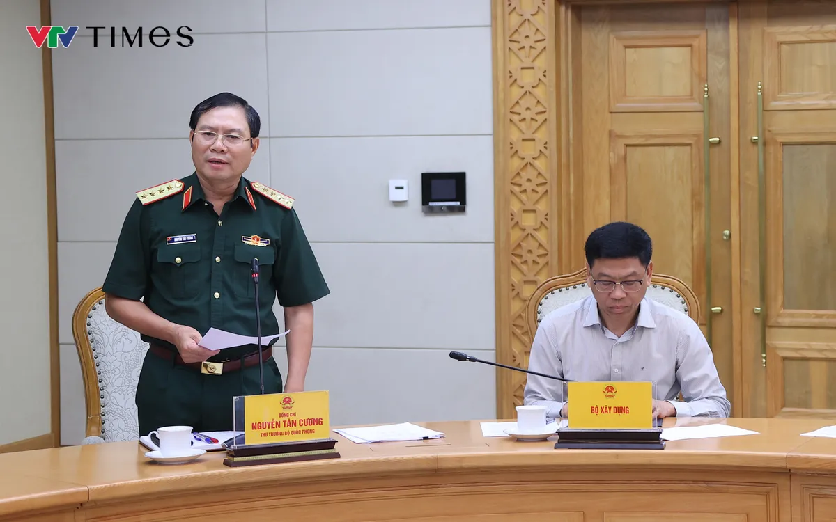Phó Thủ tướng Trần Hồng Hà yêu cầu: Hành động sớm, chuẩn bị kỹ, dự báo đúng, rõ trách nhiệm trong ứng phó bão số 10 - Ảnh 4.