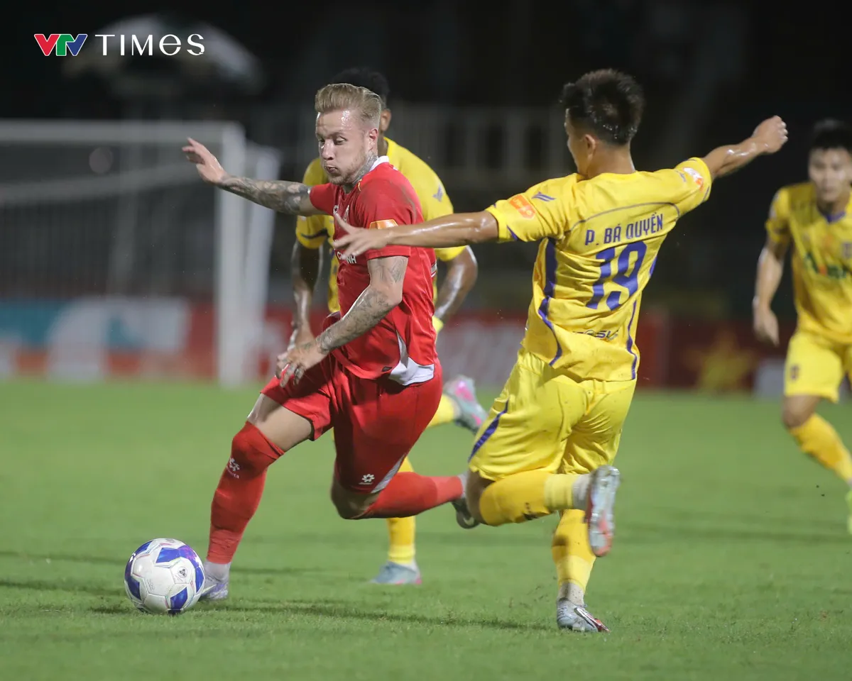 Ngược dòng đầy cảm xúc, Công an TP Hồ Chí Minh vươn lên ngôi đầu BXH V.League- Ảnh 1.