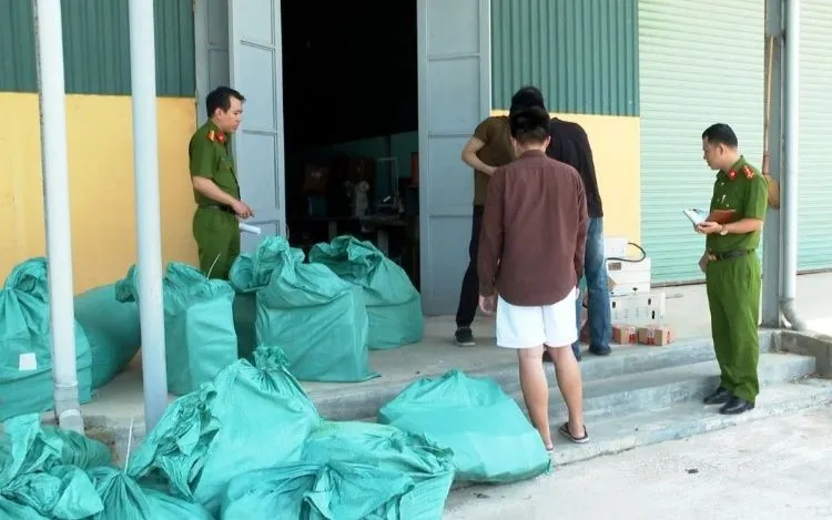 Lực lượng chức năng phát hiện cơ sở sản xuất dầu gội đầu giả Lực lượng chức năng phát hiện cơ sở sản xuất dầu gội đầu giả