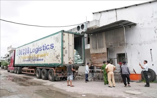 Lực lượng chức năng phát hiện xe đầu kéo chở 30 tấn thực phẩm không rõ nguồn gốc. Ảnh: TTXVN  Lực lượng chức năng phát hiện xe đầu kéo chở 30 tấn thực phẩm không rõ nguồn gốc. Ảnh: TTXVN