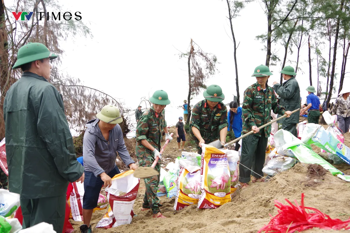 Ứng phó bão số 10 (Bualoi) Hà Tĩnh: Huy động hàng nghìn cán bộ, chiến sĩ giúp dân sơ tán và gia cố đê xung yếu - Ảnh 2.