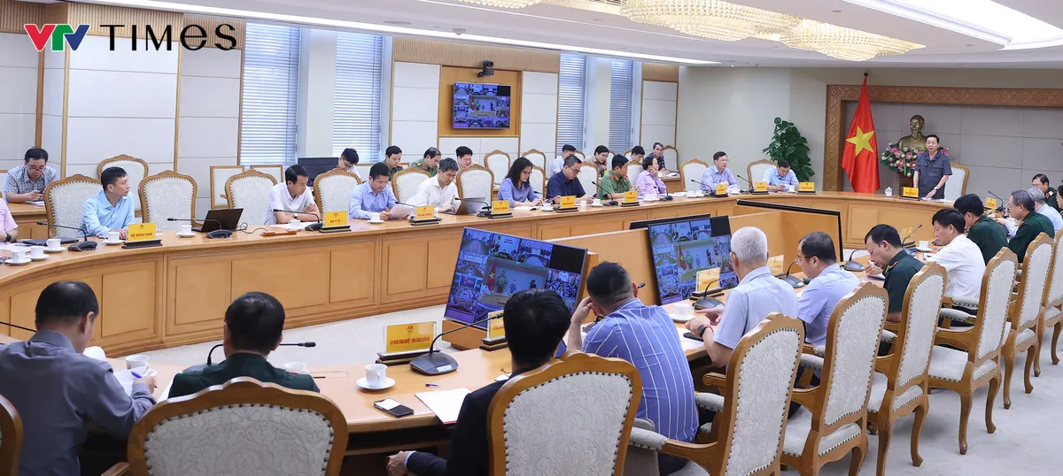 Phó Thủ tướng Trần Hồng Hà yêu cầu: Hành động sớm, chuẩn bị kỹ, dự báo đúng, rõ trách nhiệm trong ứng phó bão số 10 - Ảnh 1.
