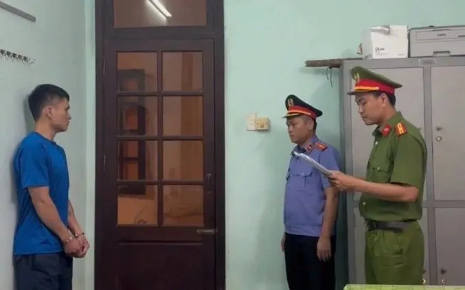 Lực lượng chức năng đọc lệnh bắt tạm giam đối với Lê Quang Nhật Lực lượng chức năng đọc lệnh bắt tạm giam đối với Lê Quang Nhật
