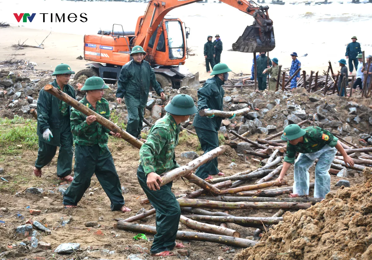 Ứng phó bão số 10 (Bualoi) Hà Tĩnh: Huy động hàng nghìn cán bộ, chiến sĩ giúp dân sơ tán và gia cố đê xung yếu - Ảnh 4.