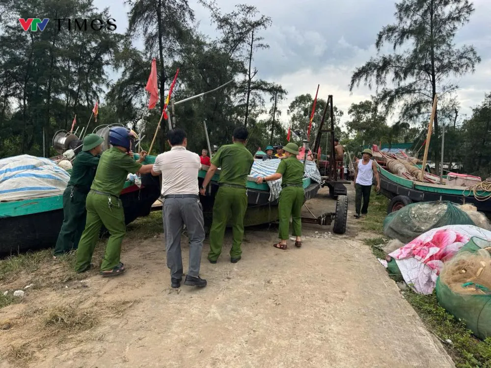 Công an Hà Tĩnh chủ động ứng phó với bão số 10 - Ảnh 1.