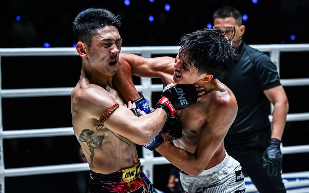 Huỳnh Hoàng Phi (trái) đã không thể có được chiến thắng trong ngày ra mắt ONE.
