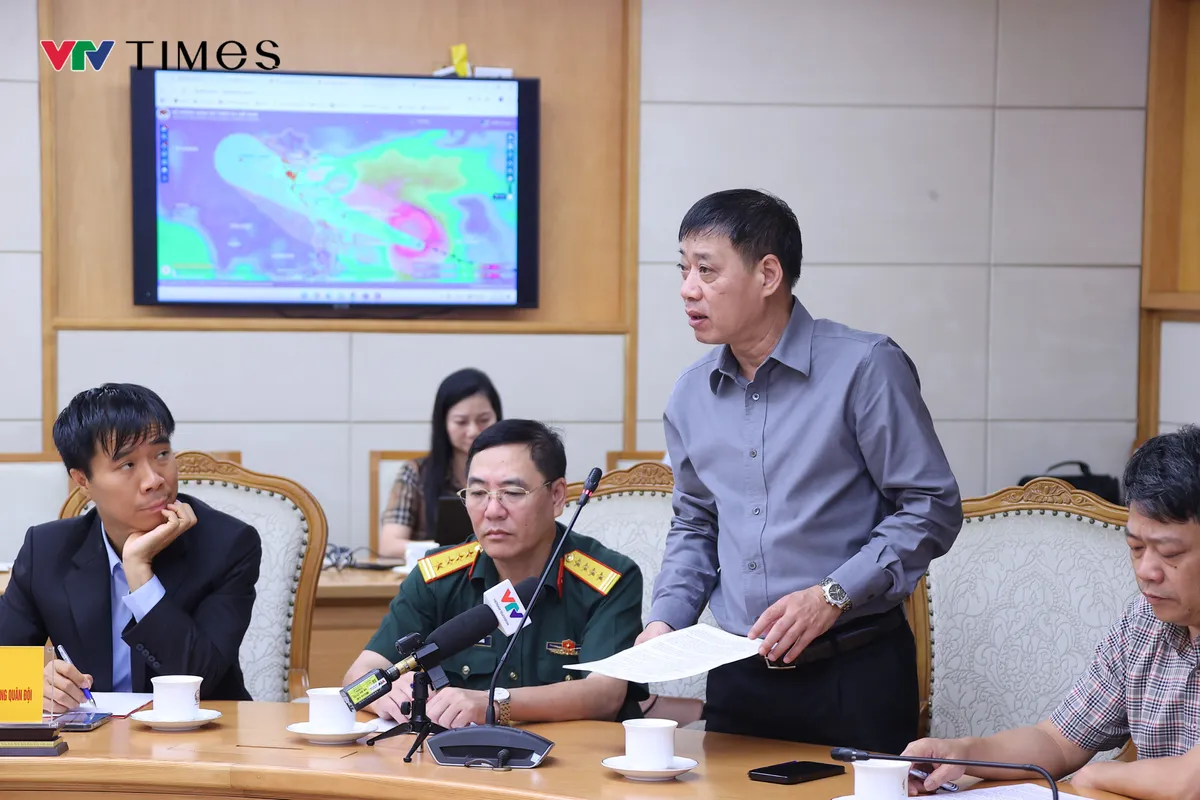 Phó Thủ tướng Trần Hồng Hà yêu cầu: Hành động sớm, chuẩn bị kỹ, dự báo đúng, rõ trách nhiệm trong ứng phó bão số 10 - Ảnh 2.