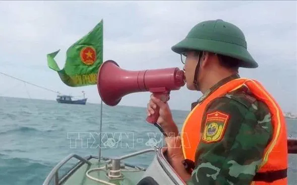 Bộ đội biên phòng tỉnh Quảng Ngãi hướng dẫn người dân sắp xếp neo đậu tàu thuyền. Ảnh tư liệu: TTXVN Bộ đội biên phòng tỉnh Quảng Ngãi hướng dẫn người dân sắp xếp neo đậu tàu thuyền. Ảnh tư liệu: TTXVN