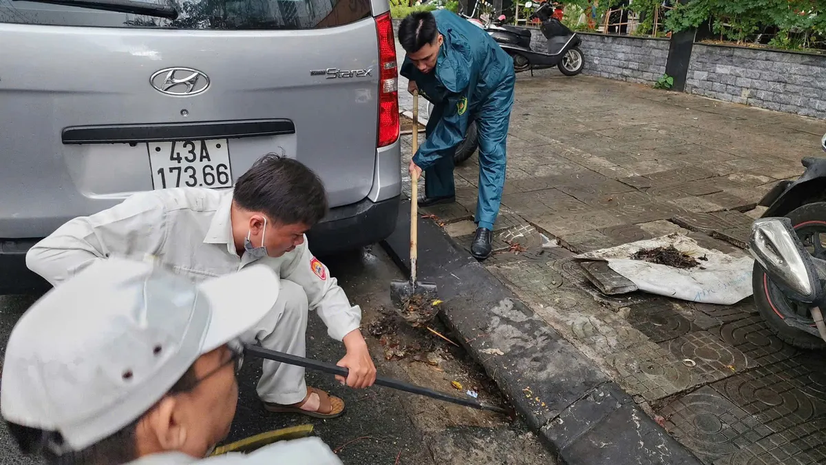 Đà Nẵng: Ra quân tổng dọn vệ sinh, khơi thông dòng chảy trên địa bàn trước bão - Ảnh 2.