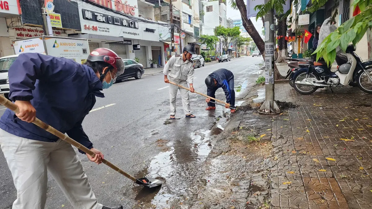 Đà Nẵng: Ra quân tổng dọn vệ sinh, khơi thông dòng chảy trên địa bàn trước bão - Ảnh 1.