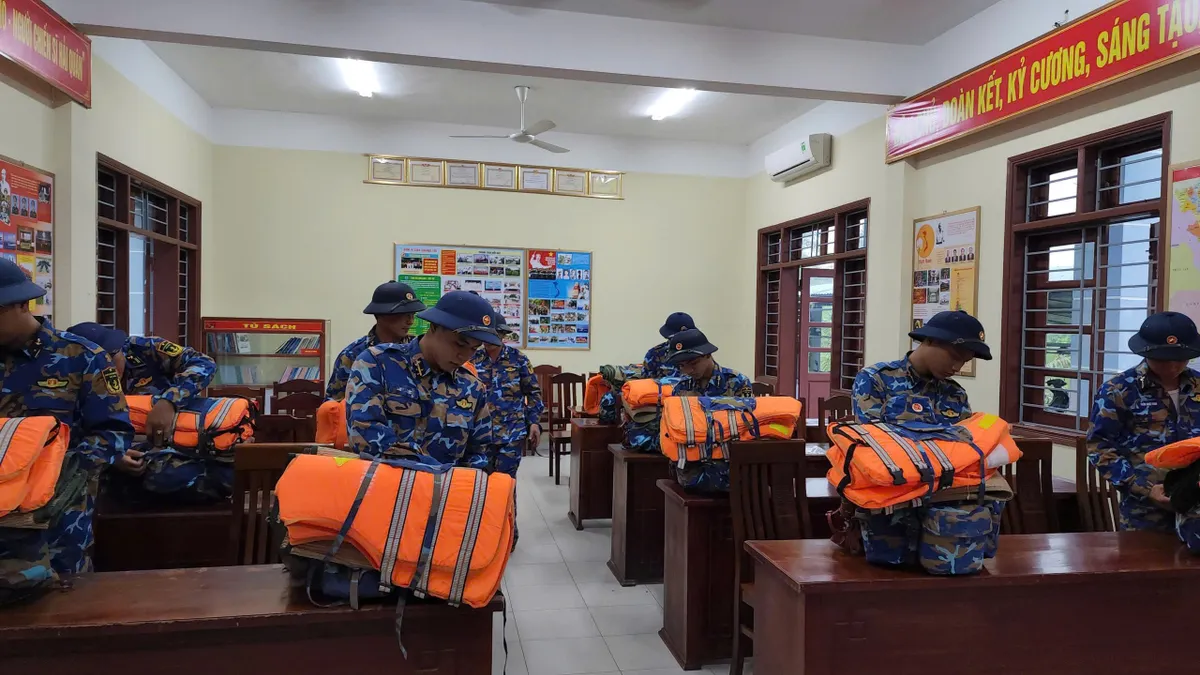 Vùng 3 Hải quân chủ động triển khai phương án sẵn sàng ứng phó bão số 10- Ảnh 2. Vùng 3 Hải quân chủ động triển khai phương án sẵn sàng ứng phó bão số 10- Ảnh 2.