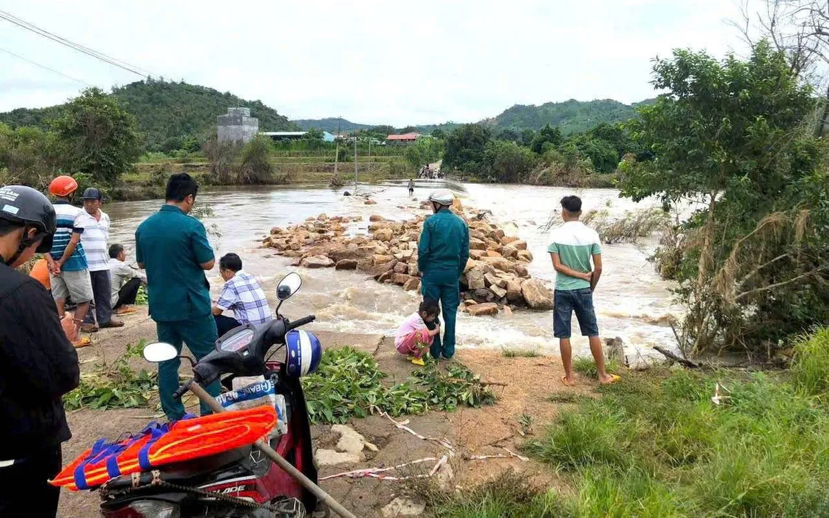 Nước lũ cuốn trôi hàng chục mét khối bê tông, đá gia cố tại ngầm tràn dẫn vào thôn Mơ Nang 2 (xã Ia Pa, Gia Lai)