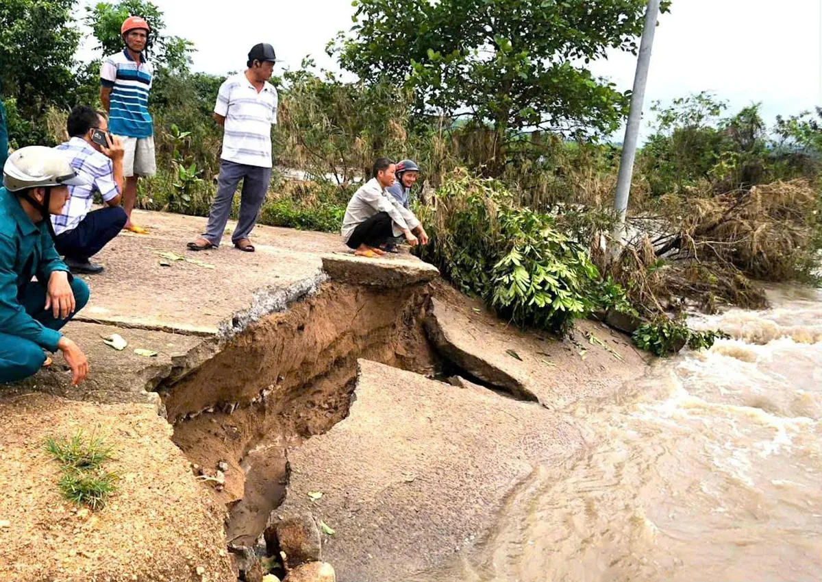 Gia Lai: Nước lũ cuốn trôi ngầm tràn, hàng trăm hộ dân cô lập, học sinh nghỉ học- Ảnh 1. Gia Lai: Nước lũ cuốn trôi ngầm tràn, hàng trăm hộ dân cô lập, học sinh nghỉ học- Ảnh 1.