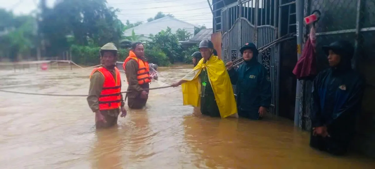 Một phụ nữ ở Huế bị lũ cuốn trôi  - Ảnh 2.