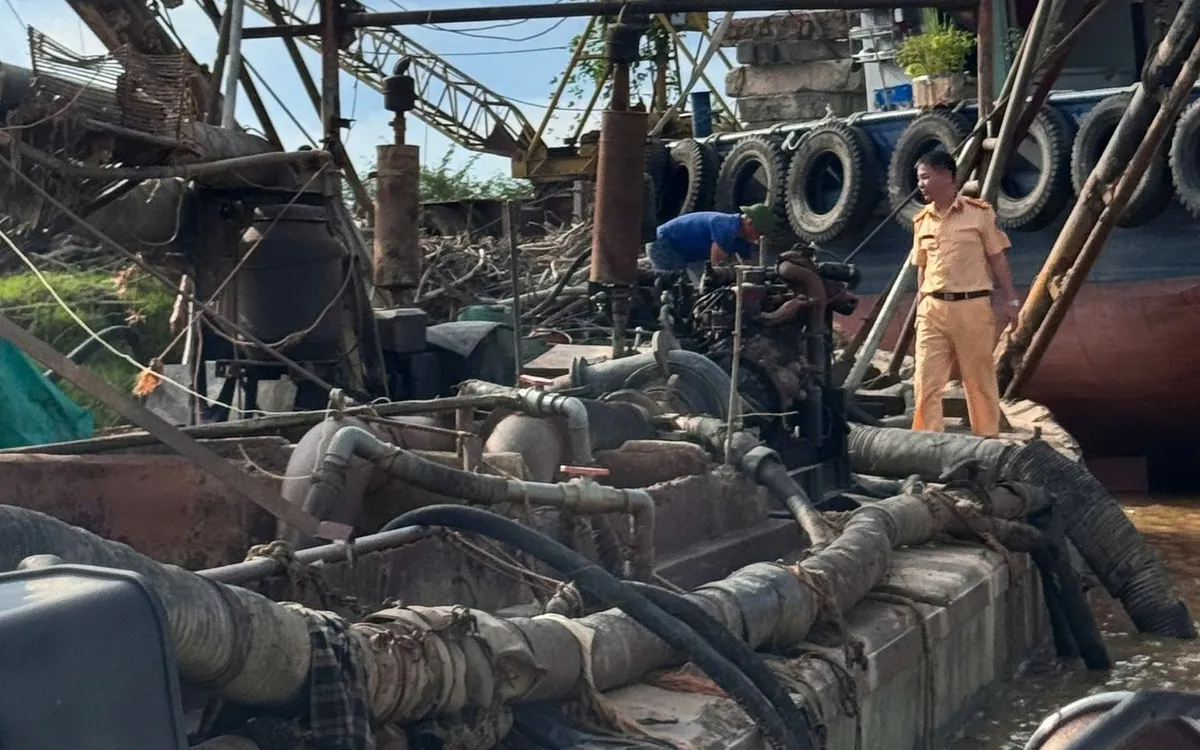 Lực lượng chức năng kiểm tra tàu hút (ảnh: Cục CSGT).