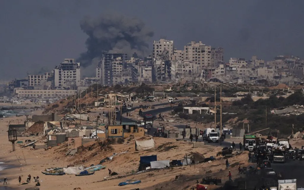 Khói bốc lên sau một cuộc không kích của Israel ở thành phố Gaza, nhìn từ trung tâm Dải Gaza, ngày 26/9/2025 (Ảnh: AP) Khói bốc lên sau một cuộc không kích của Israel ở thành phố Gaza, nhìn từ trung tâm Dải Gaza, ngày 26/9/2025 (Ảnh: AP)