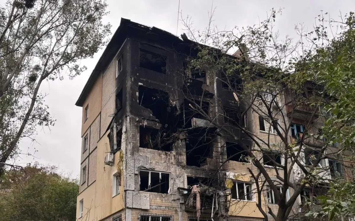 Một tòa nhà dân cư ở Ukraine bị hư hại do cuộc không kích trong đêm (Ảnh: Kyiv Independent/Alex Cadier) Một tòa nhà dân cư ở Ukraine bị hư hại do cuộc không kích trong đêm (Ảnh: Kyiv Independent/Alex Cadier)