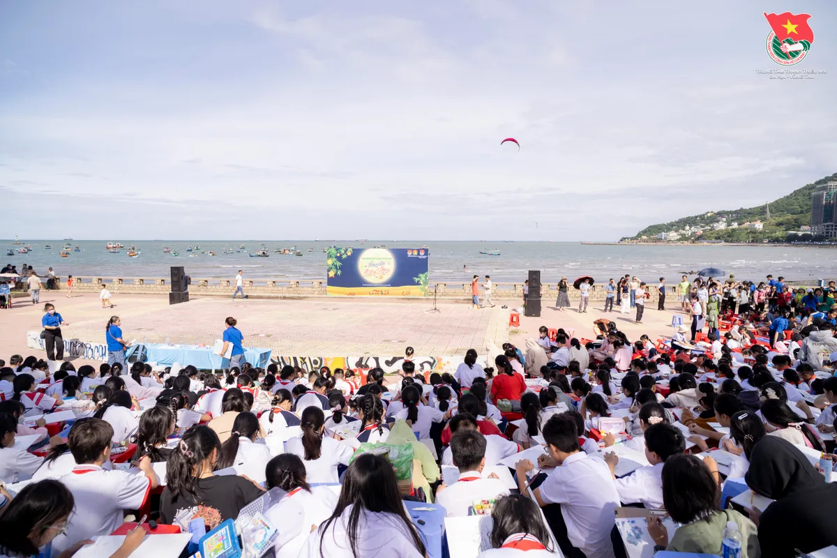5.000 thiếu nhi TP Hồ Chí Minh vẽ tranh mừng Tết Trung thu độc lập- Ảnh 1. 5.000 thiếu nhi TP Hồ Chí Minh vẽ tranh mừng Tết Trung thu độc lập- Ảnh 1.