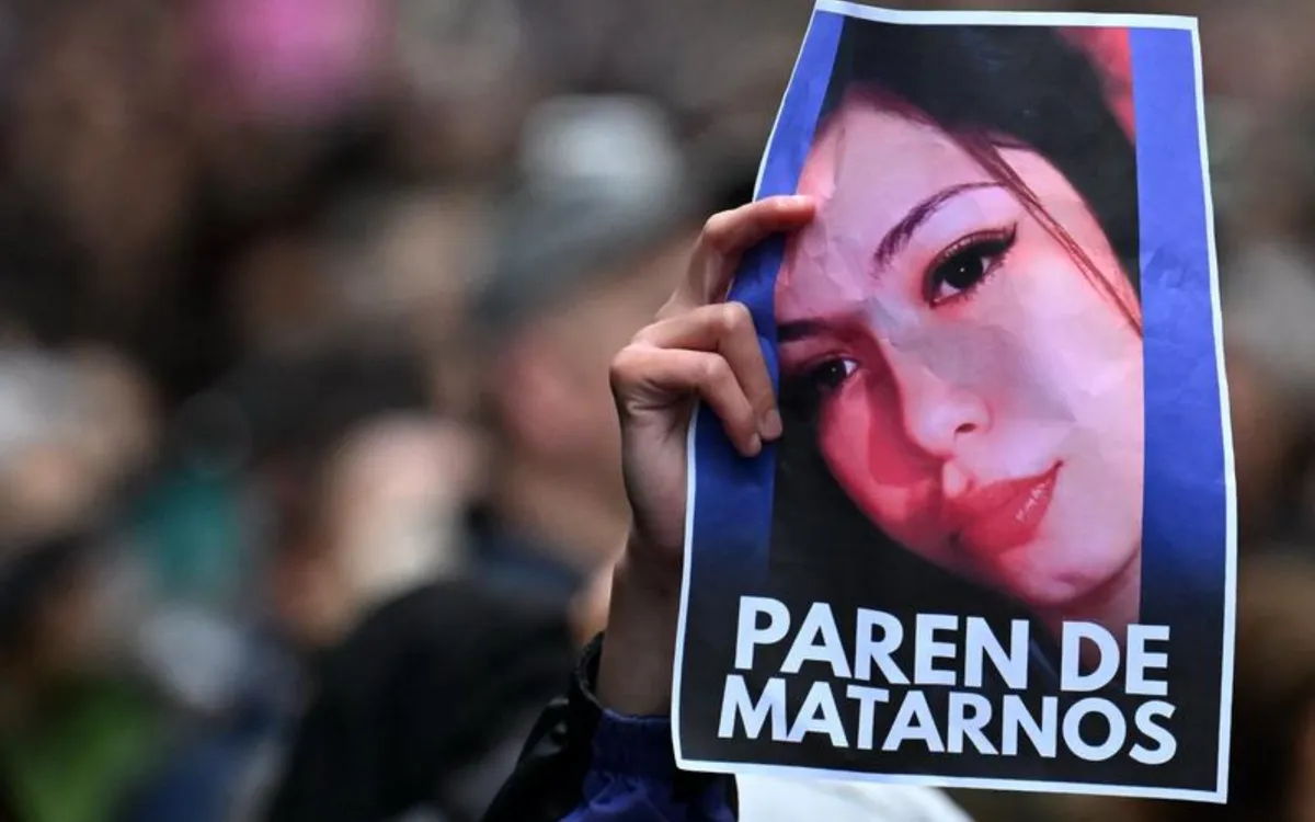 Ngườ biểu tình cầm ảnh Morena Verdi - một trong ba cô gái bị sát hại dã man (Ảnh: AFP) Ngườ biểu tình cầm ảnh Morena Verdi - một trong ba cô gái bị sát hại dã man (Ảnh: AFP)