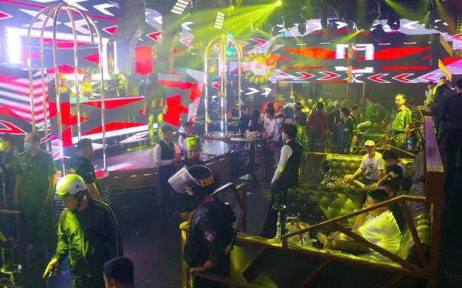 Cơ quan Công an kiểm tra tại quán bar 9E Club. Ảnh: CAND  Cơ quan Công an kiểm tra tại quán bar 9E Club. Ảnh: CAND