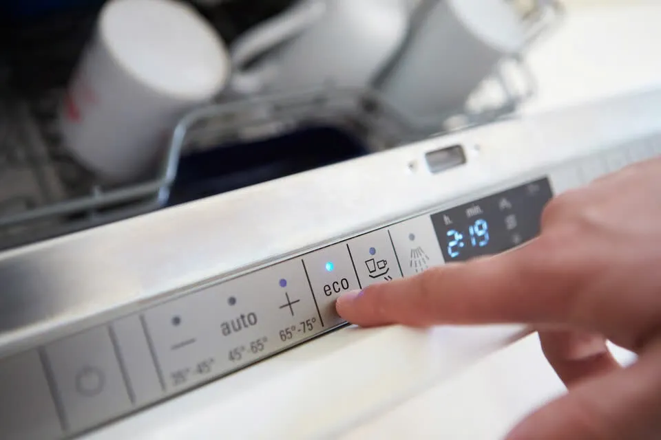 4 sai lầm khi dùng máy rửa chén khiến hóa đơn tăng vọt- Ảnh 2. 4 sai lầm khi dùng máy rửa chén khiến hóa đơn tăng vọt- Ảnh 2.