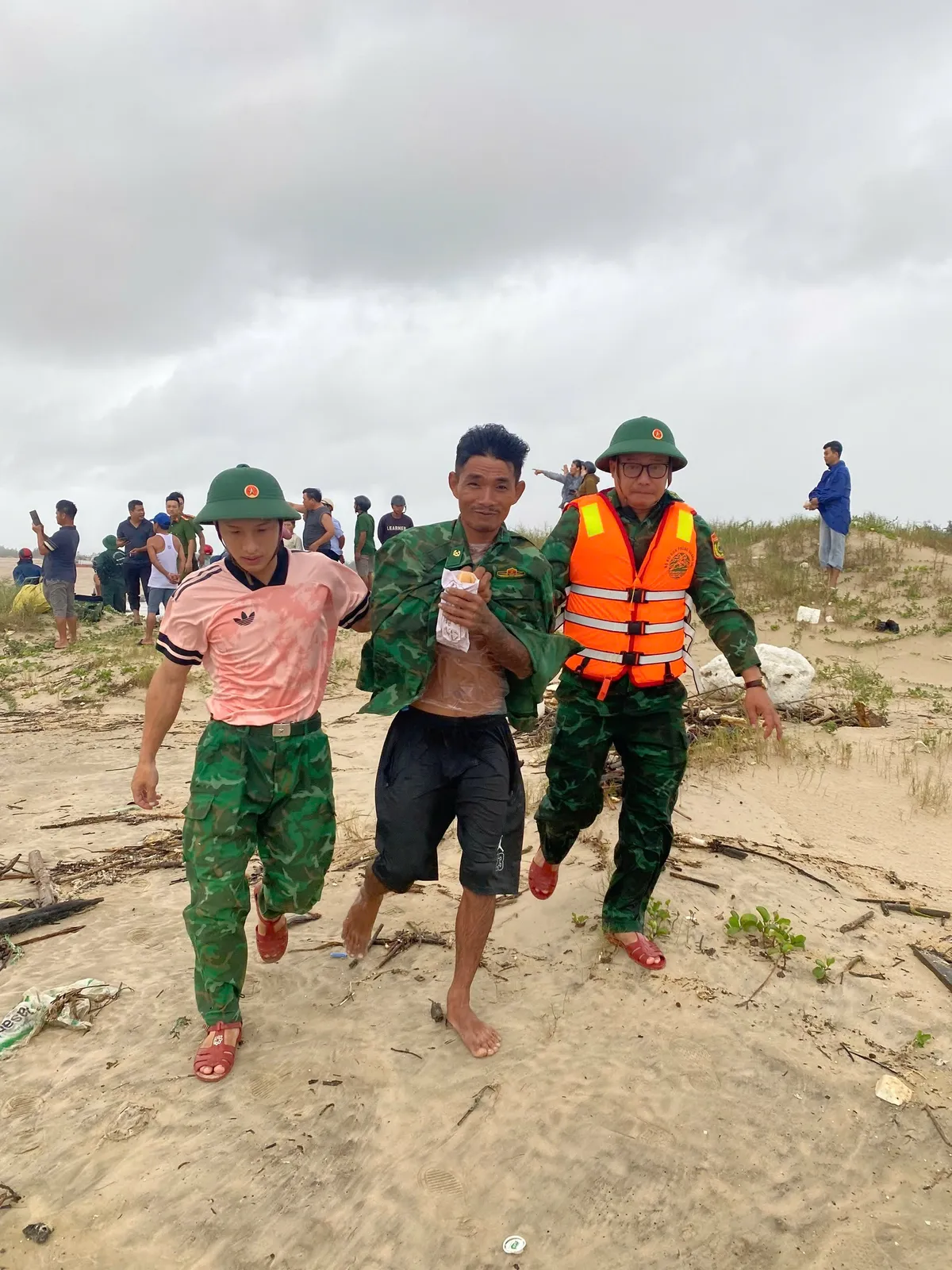 Quảng Trị: Hai tàu cá bị nạn trên đường vào trú bão số 10- Ảnh 1.