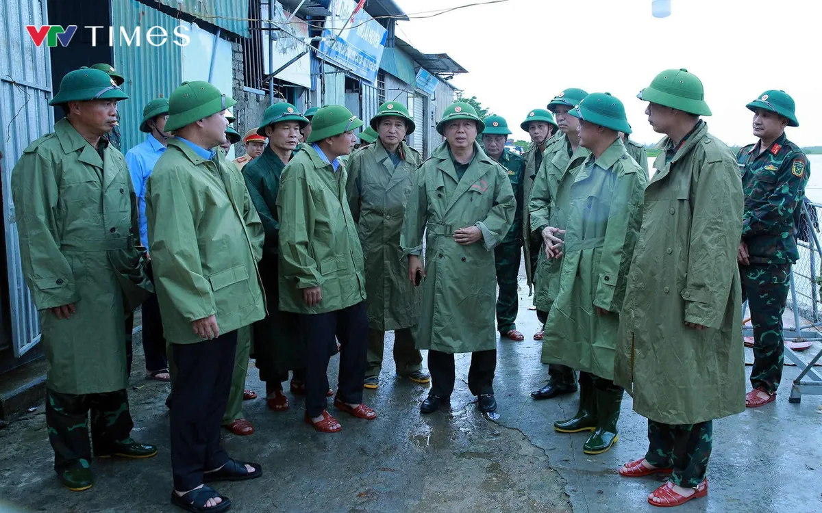 Phó Thủ tướng Trần Hồng Hà kiểm tra ứng phó bão số 10 tại Nghệ An - Ảnh 4.