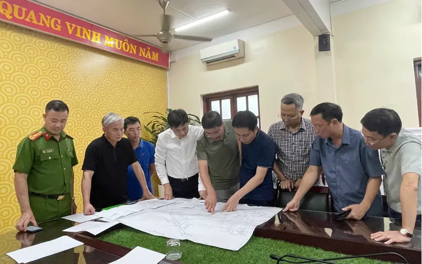 Đoàn công tác của tỉnh Quảng Ninh, TKV đến hiện trường chỉ đạo triển khai công tác khắc phục sự cố. Ảnh: QMG Đoàn công tác của tỉnh Quảng Ninh, TKV đến hiện trường chỉ đạo triển khai công tác khắc phục sự cố. Ảnh: QMG