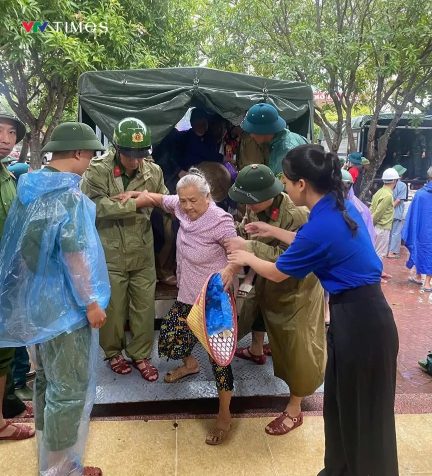 Phó Thủ tướng Trần Hồng Hà kiểm tra ứng phó bão số 10 tại Nghệ An - Ảnh 3.