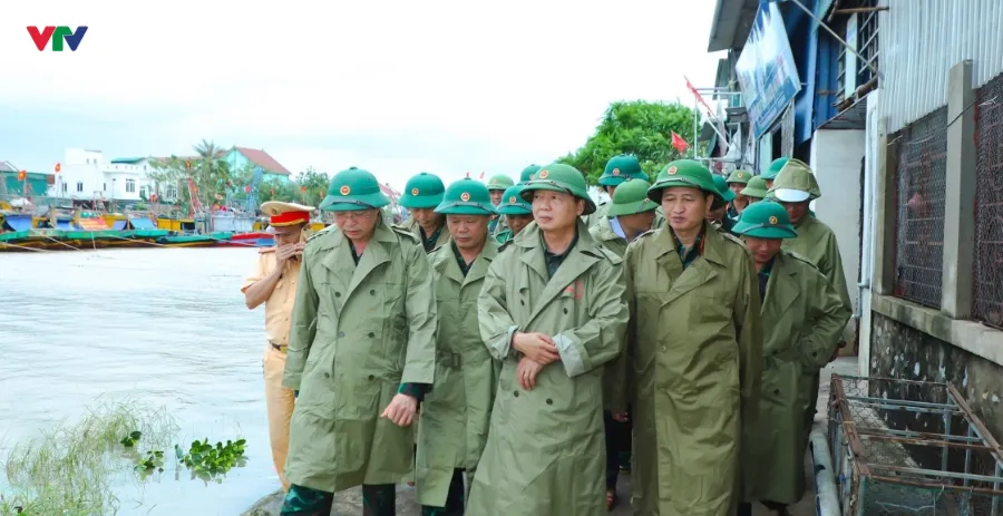 Phó Thủ tướng Trần Hồng Hà kiểm tra ứng phó bão số 10 tại Nghệ An - Ảnh 1.