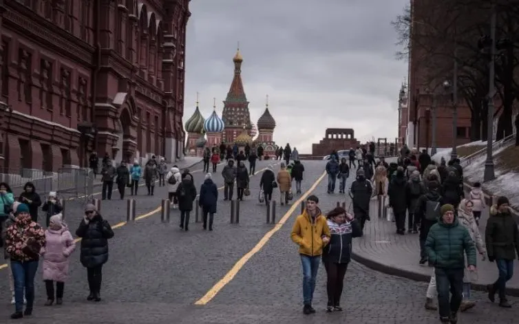 Người dân đi bộ qua Quảng trường Đỏ ở Moscow. (Ảnh: New York Times) Người dân đi bộ qua Quảng trường Đỏ ở Moscow. (Ảnh: New York Times)