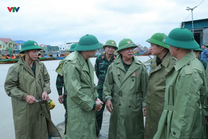 Phó Thủ tướng Trần Hồng Hà kiểm tra ứng phó bão số 10 tại Nghệ An - Ảnh 2.