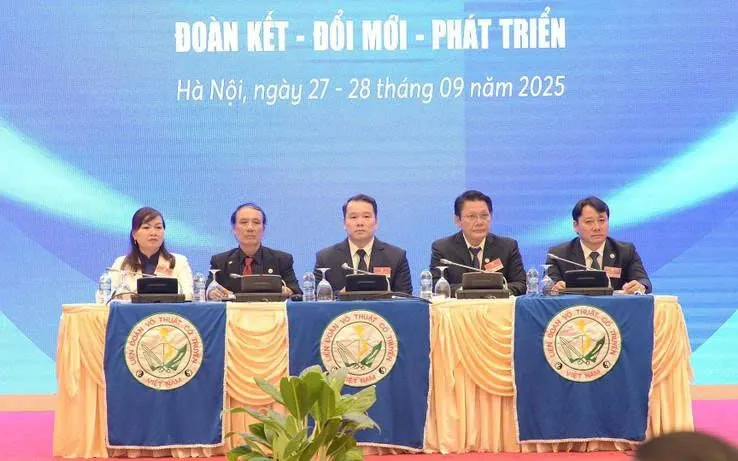 Chủ tịch và các Phó Chủ tịch Liên đoàn Võ Cổ truyền Việt Nam nhiệm kỳ mới ra mắt sau Đại hội tổ chức vào ngày 27-28/9 tại Hà Nội.
