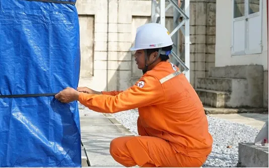 Điện lực Thanh Hóa tiến hành gia cố, bảo vệ thiết bị điện.