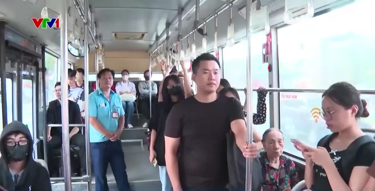 Phương tiện công cộng nâng cao chất lượng phục vụ- Ảnh 2. Phương tiện công cộng nâng cao chất lượng phục vụ- Ảnh 2.