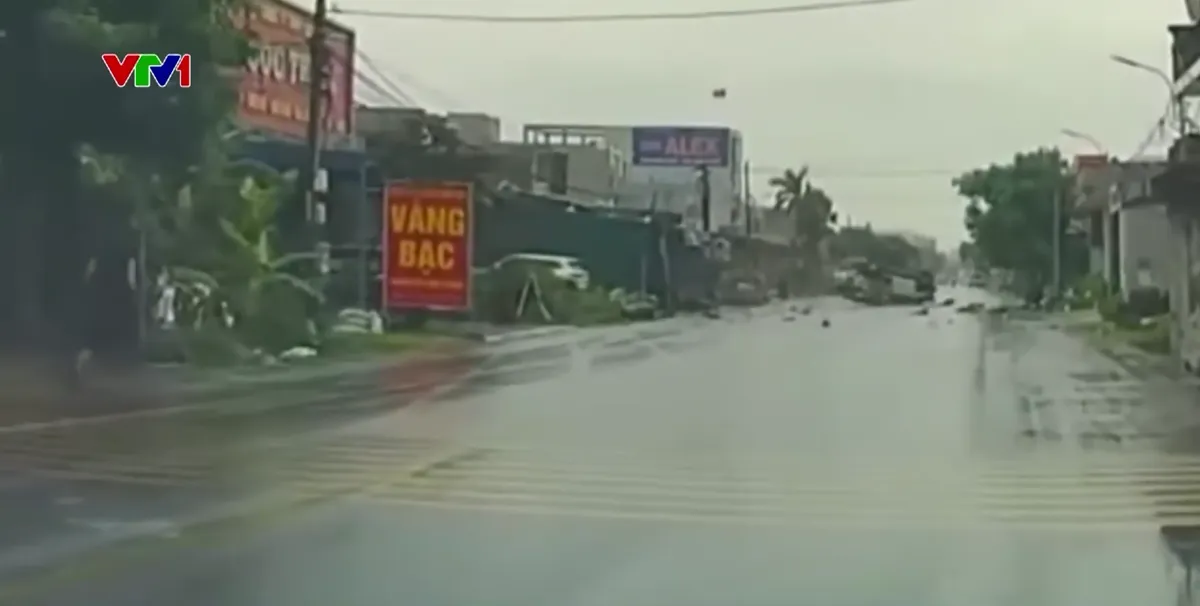 Tai nạn giao thông nghiêm trọng do chạy nhanh trong trời mưa- Ảnh 1. Tai nạn giao thông nghiêm trọng do chạy nhanh trong trời mưa- Ảnh 1.